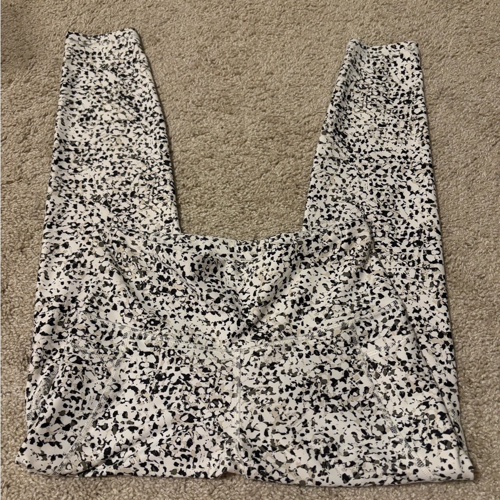 Patterned Women’s Old Navy Powersoft Leggings Size Medium